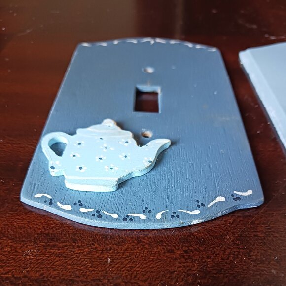 VINTAGE SWITCH Outlet COVERS Lot of 2, Blue Wooden Country Teapot and Cow - Picture 9 of 10